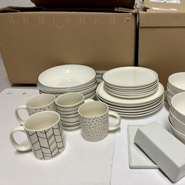 Complete dinnerware set