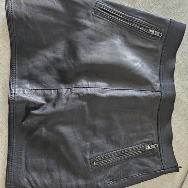 Mini jupe en cuir noire Sandro