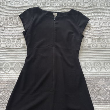 Robe noire à manches courtes