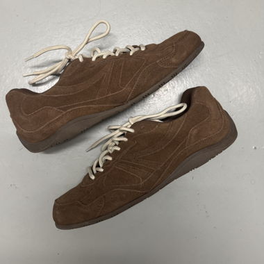 Niedrige Sneaker aus braunem Veloursleder