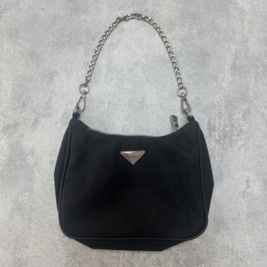 Schwarze Schultertasche mit Kette