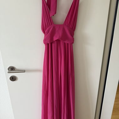 Pinkes Abendkleid mit Bindeband
