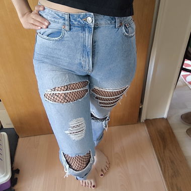 Jeans strappati a vita alta