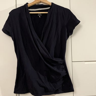 Dunkelblaues Shirt mit auschnitt