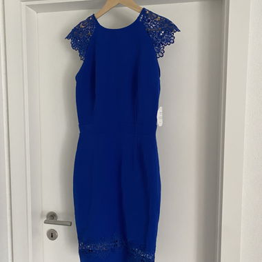 Nuovo vestito blu con dettagli in pizzo