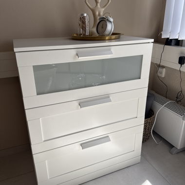 Comò bianco con porta in vetro