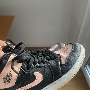 Air Jordan 1 Retro High OG "Crimson Tint" sneakers