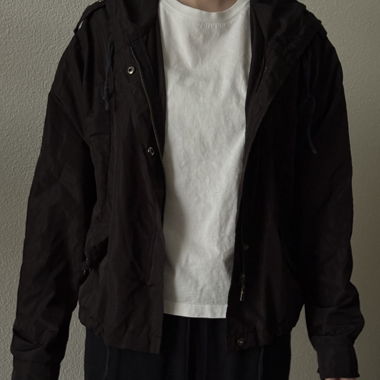 Schwarze Kapuzenjacke