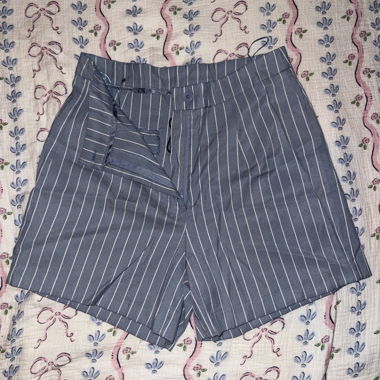 Blaue Shorts mit Streifen