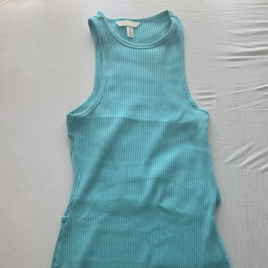 Enges blaues Kleid mit Rückenausschnitten