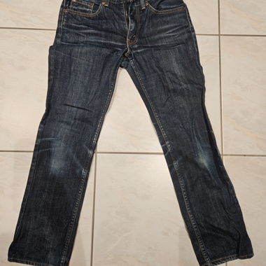 Dunkelblaue Straight-Leg Levis-Jeans
