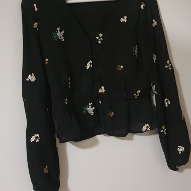 Blusa nera con fiori