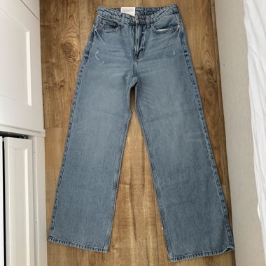 Wide High-Waist Jeans