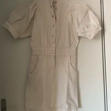 Robe courte beige à manches courtes