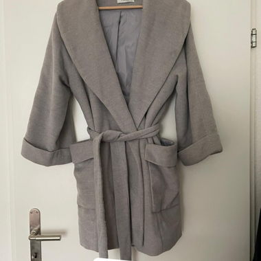 Cappotto corto grigio con cintura annodabile