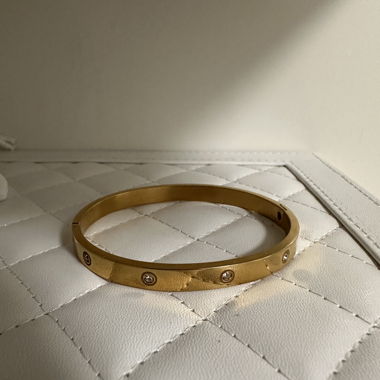Goldener Armreif mit Steinen