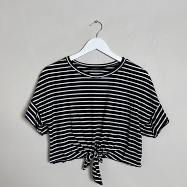 Gestreiftes T-Shirt mit Krawattenfront