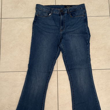 Ausgestellte Jeans