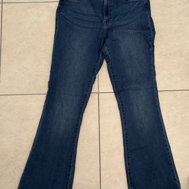 Ausgestellte Jeans