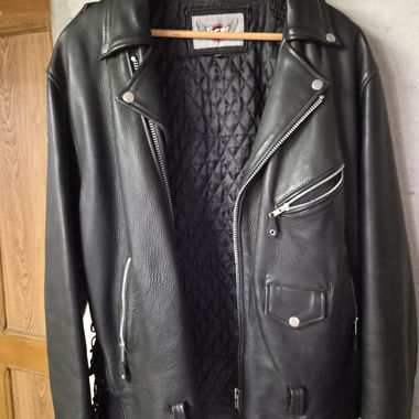 Schwarze Lederjacke