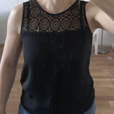 Haut noir en dentelle