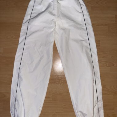 Weisse Sporthose mit Kontrastnaht