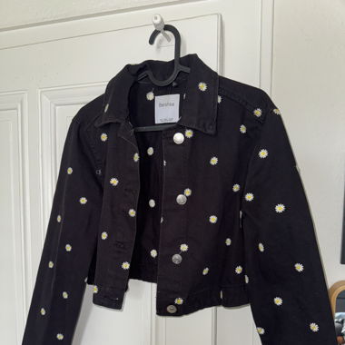 Veste en jean à pâquerettes 