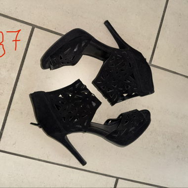 Schwarze High Heels mit Cut-outs