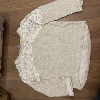 Beiger Pullover mit Spitzeneinsatz