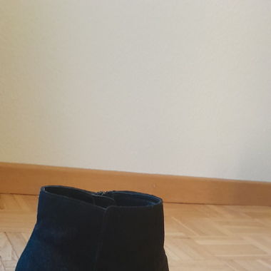 schwarze Stiefeletten mit kleinem Absatz