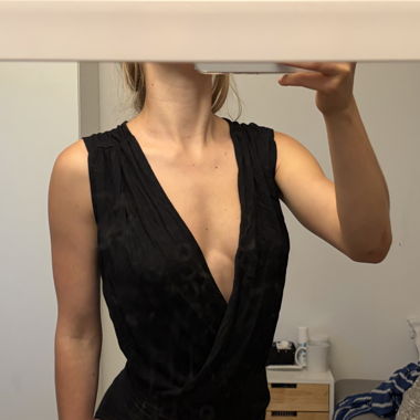 Schwarzer Body mit tiefem Ausschnitt