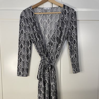 Kleid mit Schlangenmuster