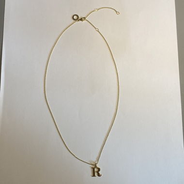 Collana dorata con lettera R