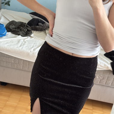 Mini-jupe noire et brillante