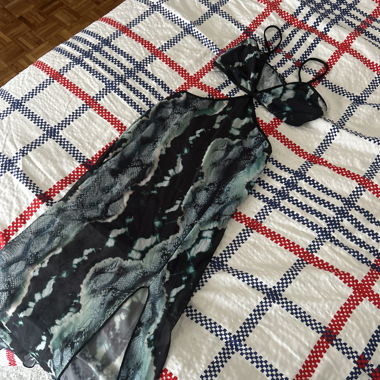 Langes Kleid im JLO-Stil