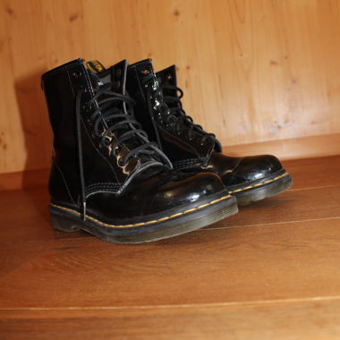 Dr Martens, Lackleder 