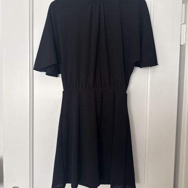 Schwarzes Kleid mit kurzen Ärmeln