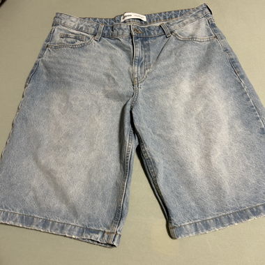Blaue Shorts 