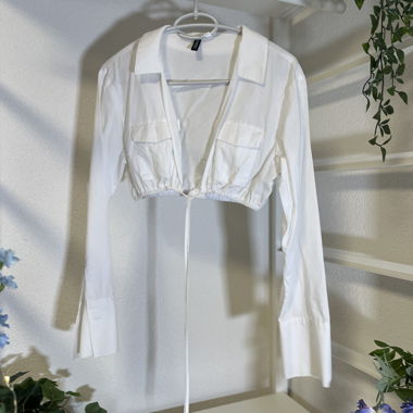 Gecroppte weisse Bluse mit Bindeband – S