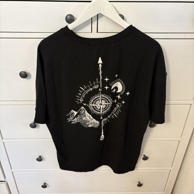 Schwarzes T-Shirt mit Kompass