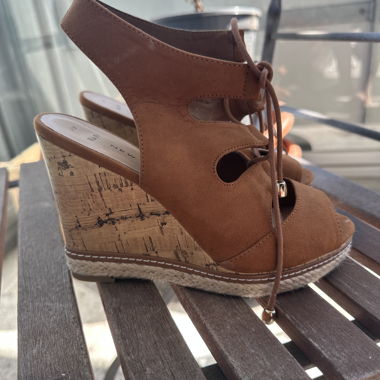 Beige Wildleder-Optik Laser-Cut Lace-Up Keil-Sandalen
