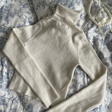 Maglione dolcevita a coste color crema