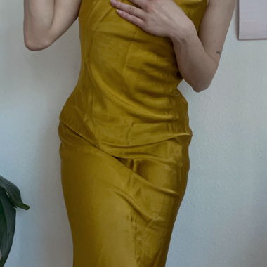 Abito in raso giallo