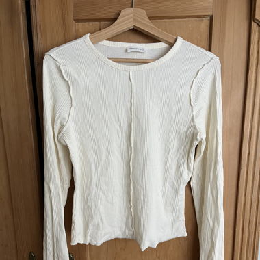 cremefarbenes langarmshirt