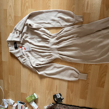 Beiges Kleid mit Ausschnitt 