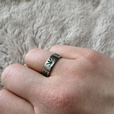 Edelstahlring mit grünen Blattmotiven