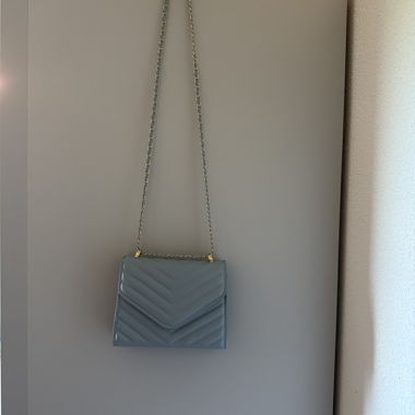 Piccola borsa blu con catena