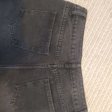 Jeans neri personalizzati con taglio a forma di cuore