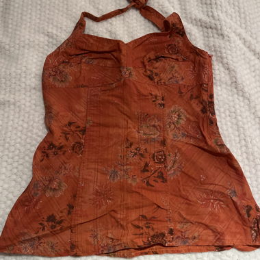 Top arancione con schiena scoperta