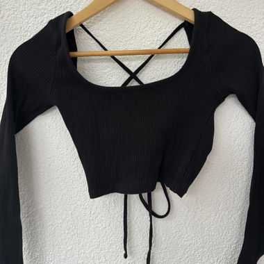 maglia a maniche lunghe nera con schiena scoperta